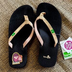 Sanuk yoga mat flip flops size 5. Gold